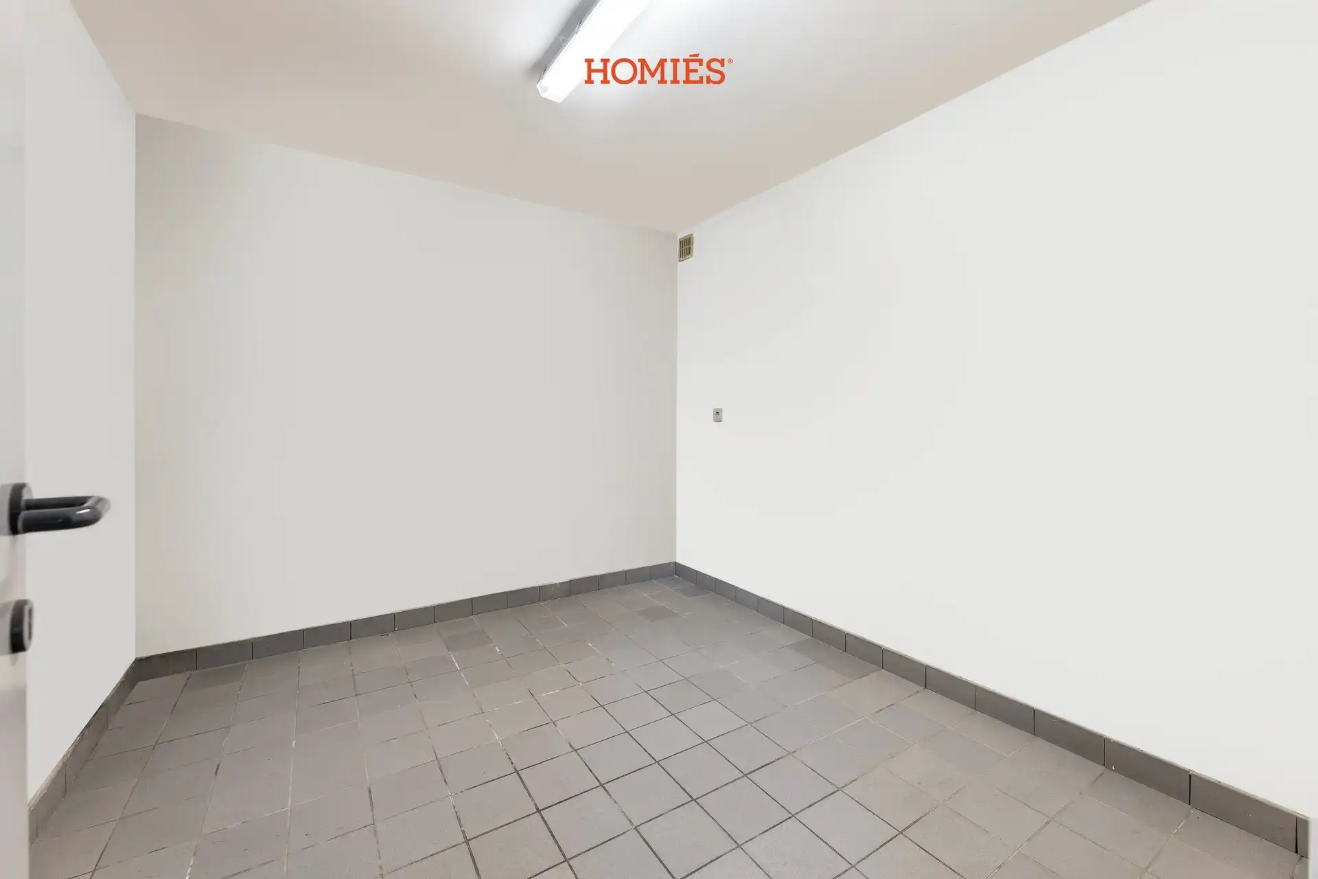 Veelzijdig handelspand met 9 parkeerplaatsen op toplocatie foto 11