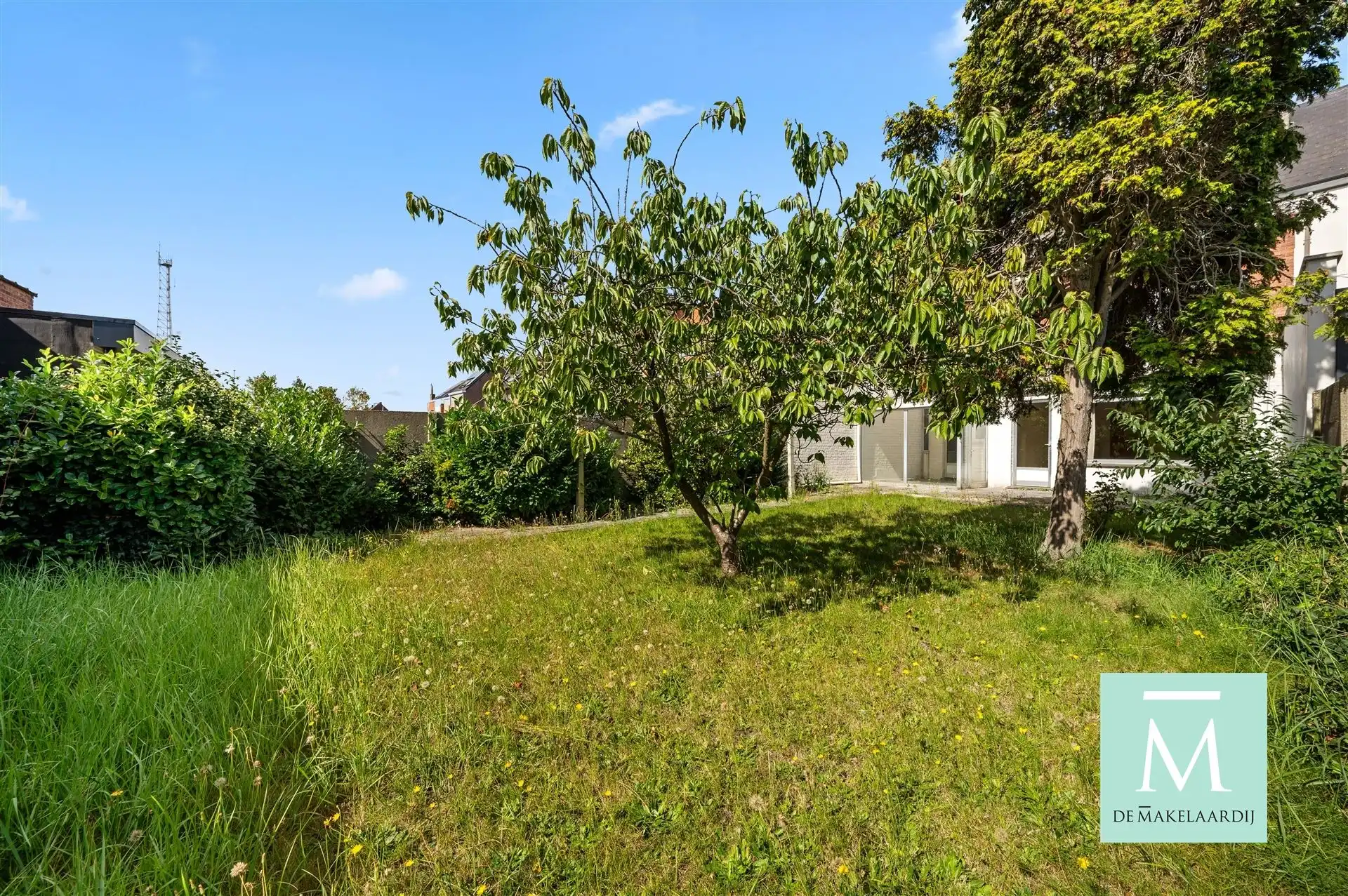 Ruime woning met 3 slaapkamers, aangename tuin en inpandige garage foto 2