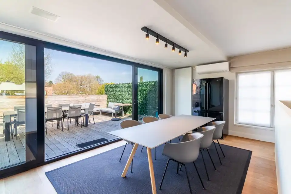 Unieke duplex met hoogwaardige afwerking in het dorpscentrum foto {{pictureIndex}}