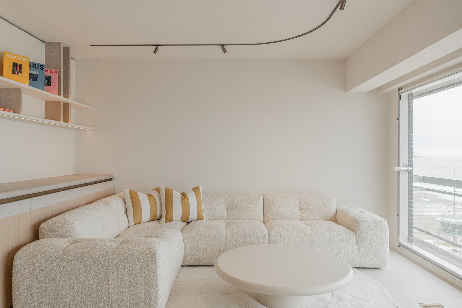 Fantastisch gerenoveerd appartement met panoramisch zeezicht. foto 11