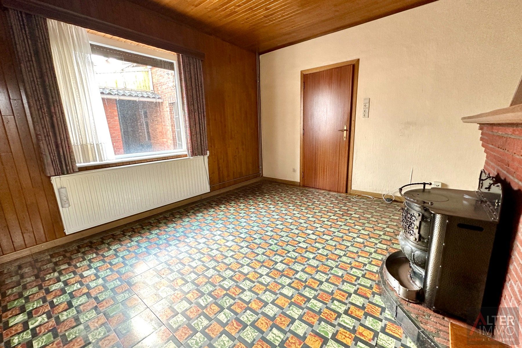 Te renoveren woning uit 1949 met achterbouw en garage op een hoekperceel van 5a 24ca. Deze open bebouwing ligt in een residentiële buurt. foto 7