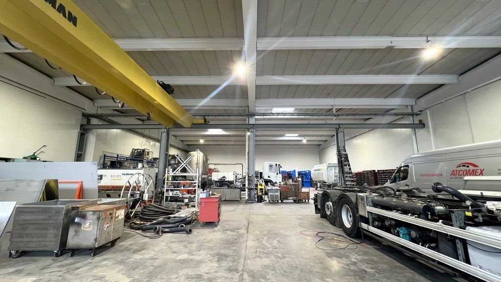 Magazijn met rolbrug en kantoren nabij N47 in Zele foto 18