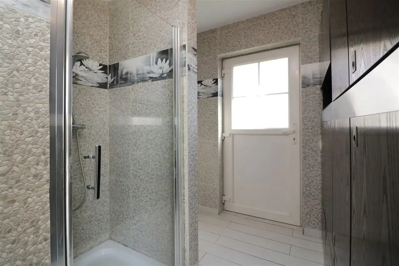 Recente woning met drie slaapkamers en garage op rustige locatie foto 26