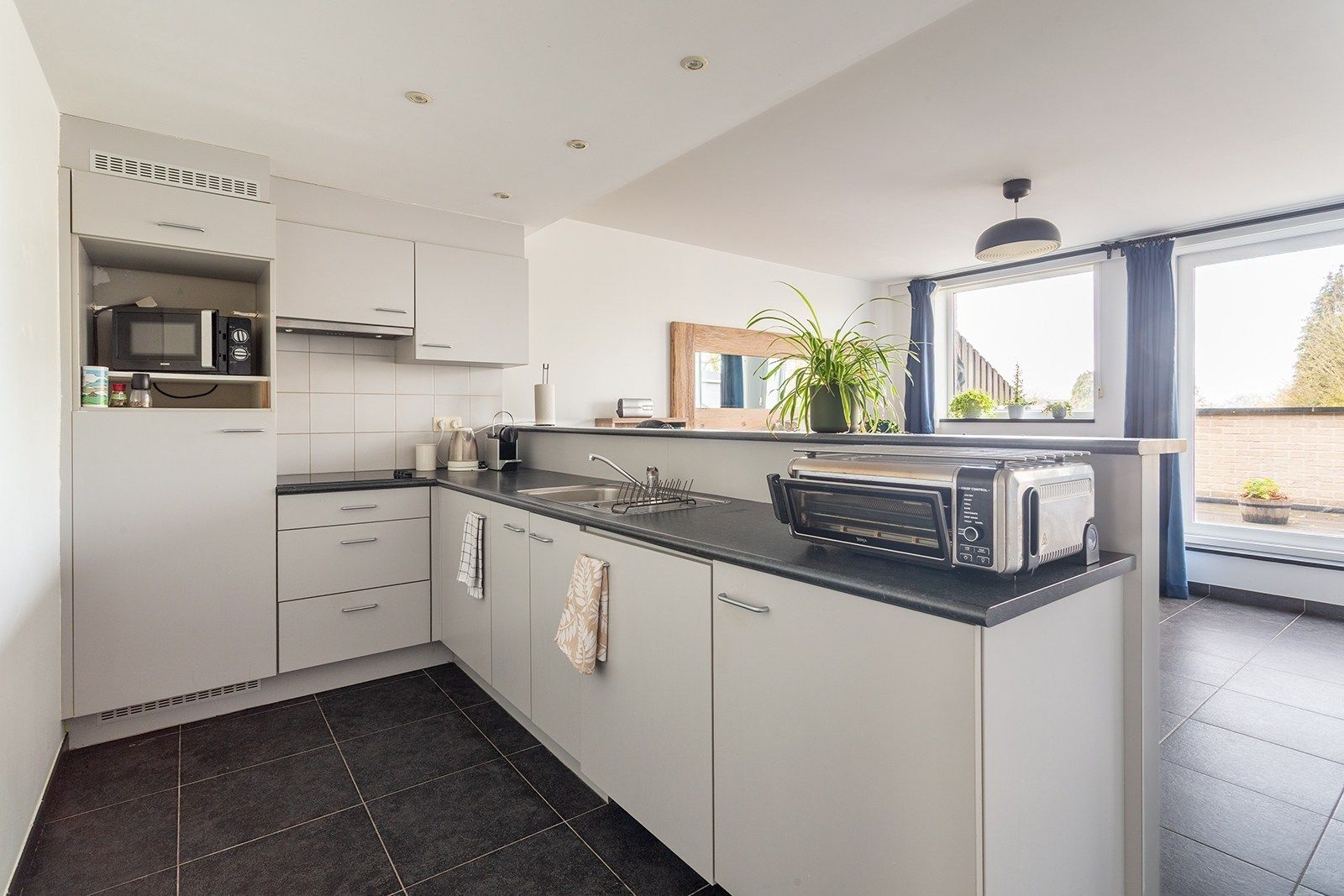 Rustig wonen met zicht op groen: goed onderhouden appartement met groot terras foto 9