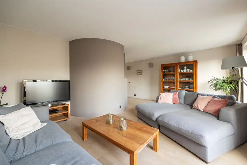 Ruime woning met inpandige garage en tuin foto 6