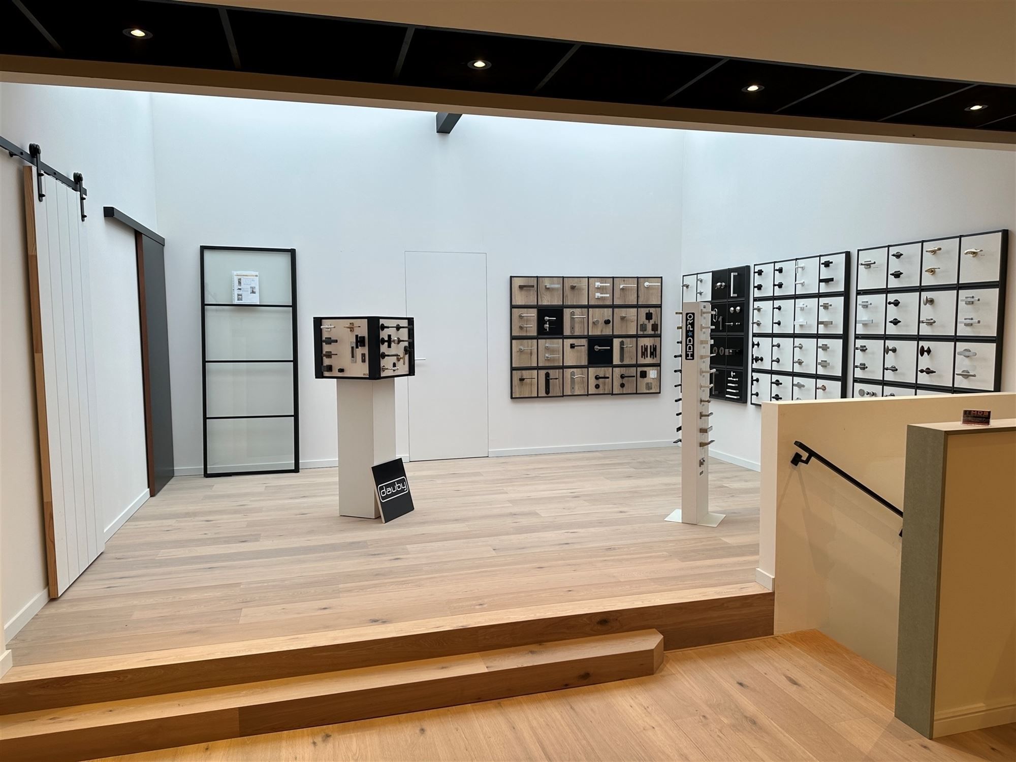 KMO-unit met kantoorruimte en toonzaal foto 29