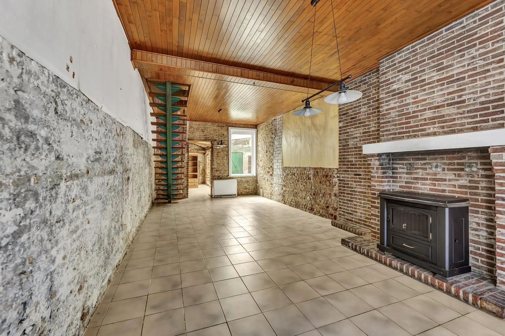 Te renoveren woning met veel potentieel en prachtige tuin foto 2