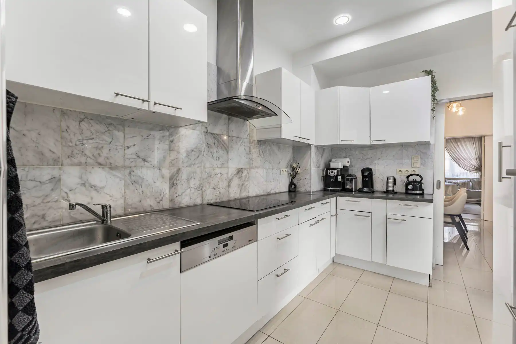 Goed gelegen woning met 4 slaapkamers en 3 badkamers foto 11