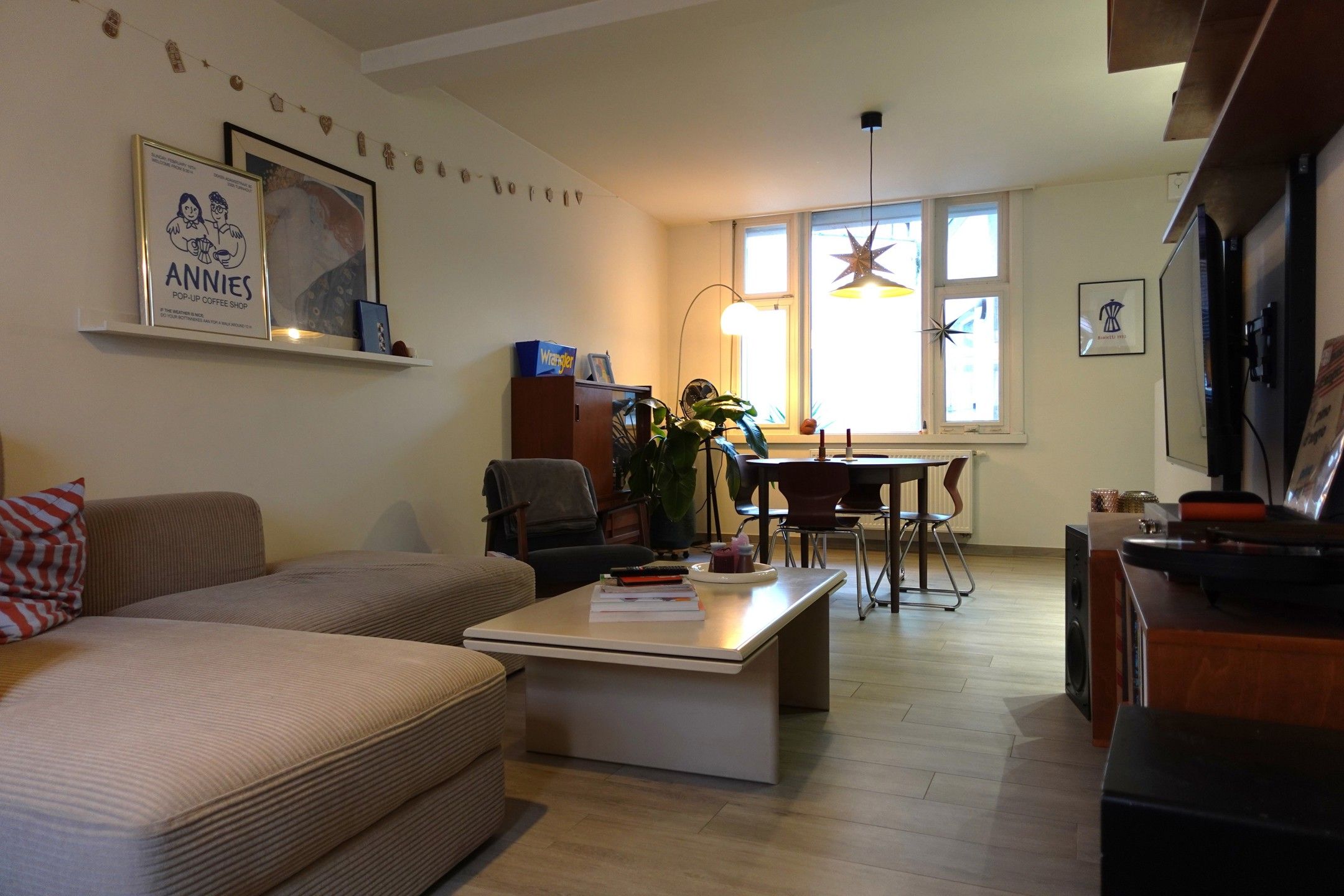 Centraal gelegen 1 slpk app met kelderberging te Turnhout. foto {{pictureIndex}}