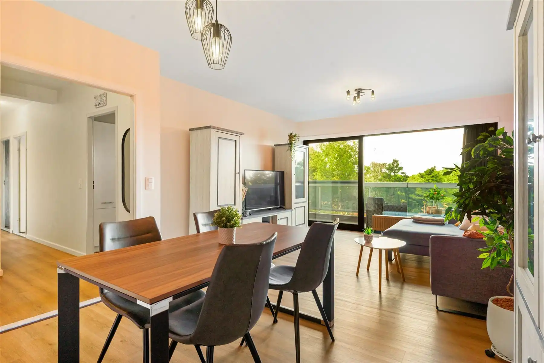 Gerenoveerd appartement met 2 slaapkamers te Merksem! foto 2