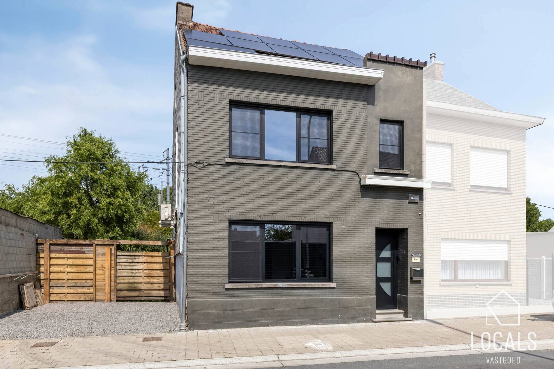 Gerenoveerde Halfopen Bebouwing met tuin in Denderleeuw foto {{pictureIndex}}
