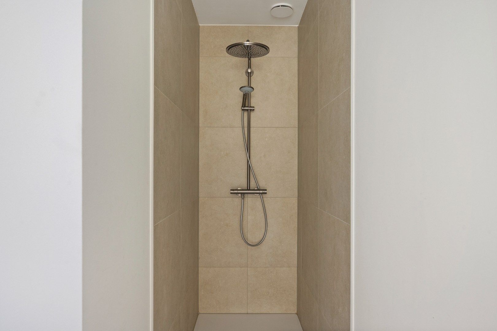 Halfopen nieuwbouwwoning met 3 slaapkamers, garage en zonnige tuin in Dadizele-centrum foto 15