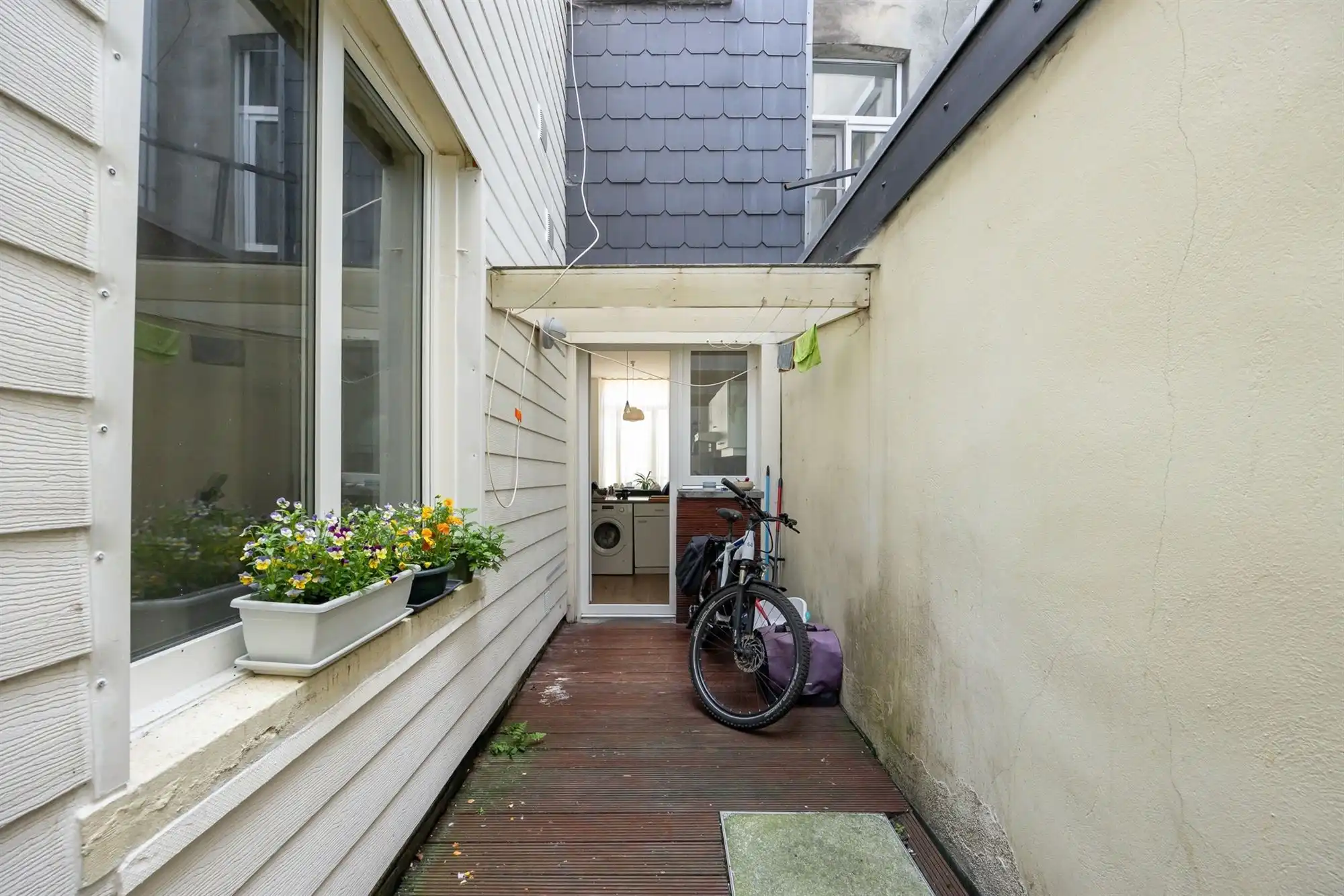 Karaktervolle burgerwoning met potentieel in geliefde buurt foto 7