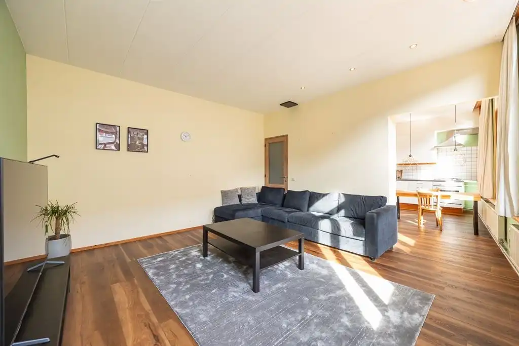 Ruime woning met dakterras en atelier foto 12