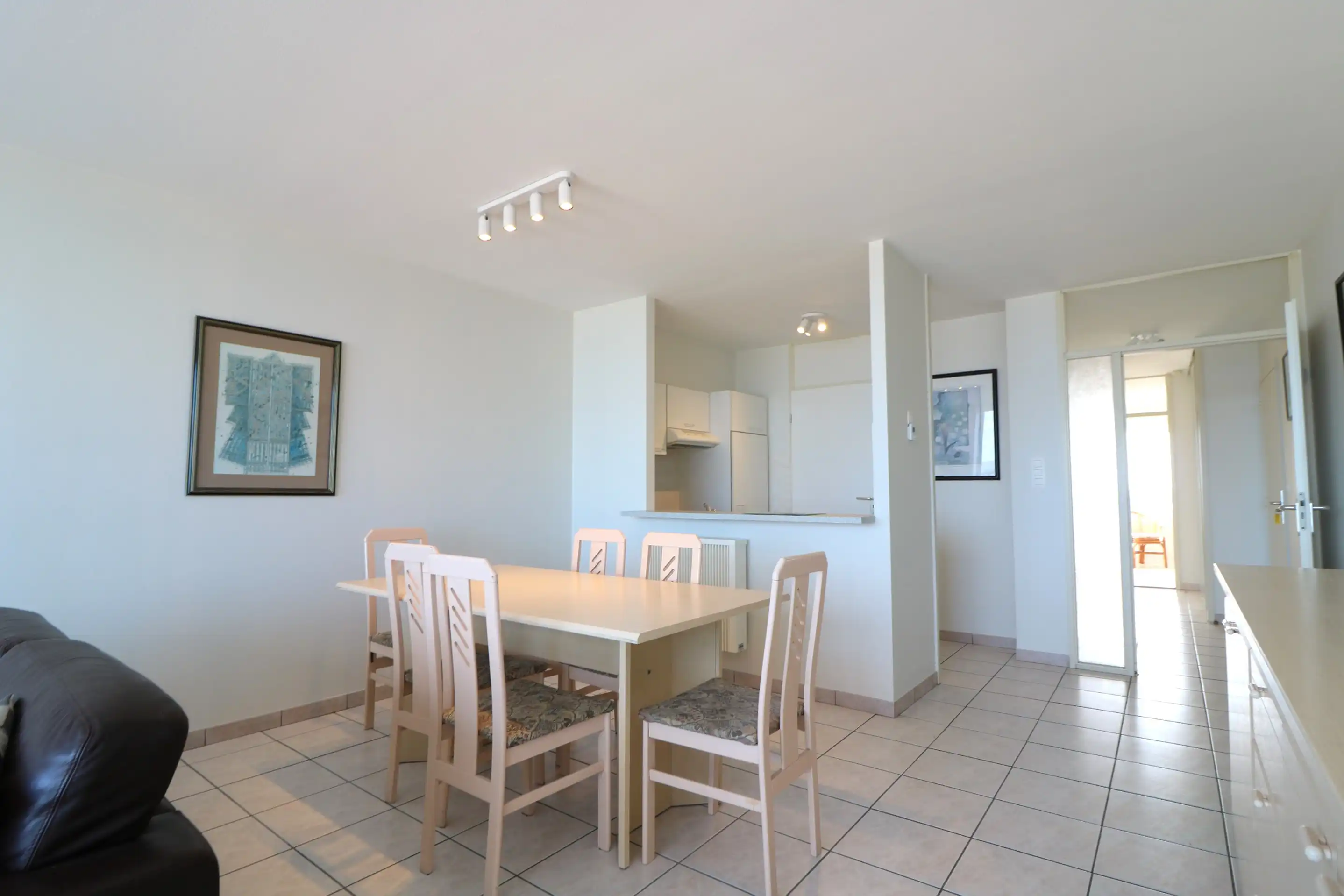 Instapklaar appartement met 2 zeer grote slaapkamers en prachtig frontaal zeezicht foto 4