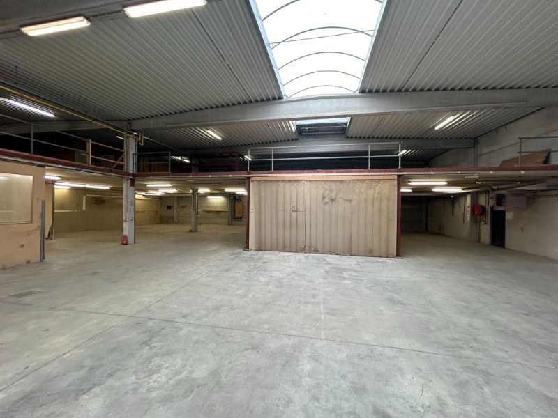 Uitstekend KMO-gebouw met Magazijn, Kantoren, Mezzanine en Parkeerfaciliteiten foto 4