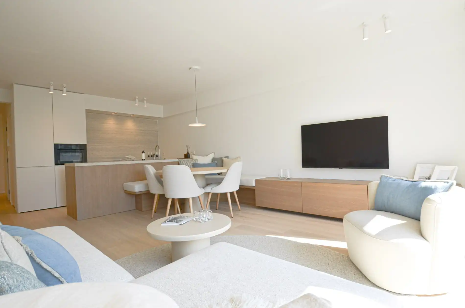 Centraal gelegen, volledig gerenoveerd appartement met drie slaapkamers. foto 5