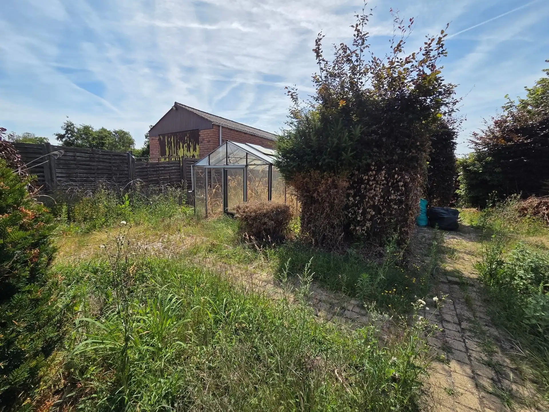 Te renoveren woning, rustig gelegen op een zuidgericht perceel van 581m² foto 2
