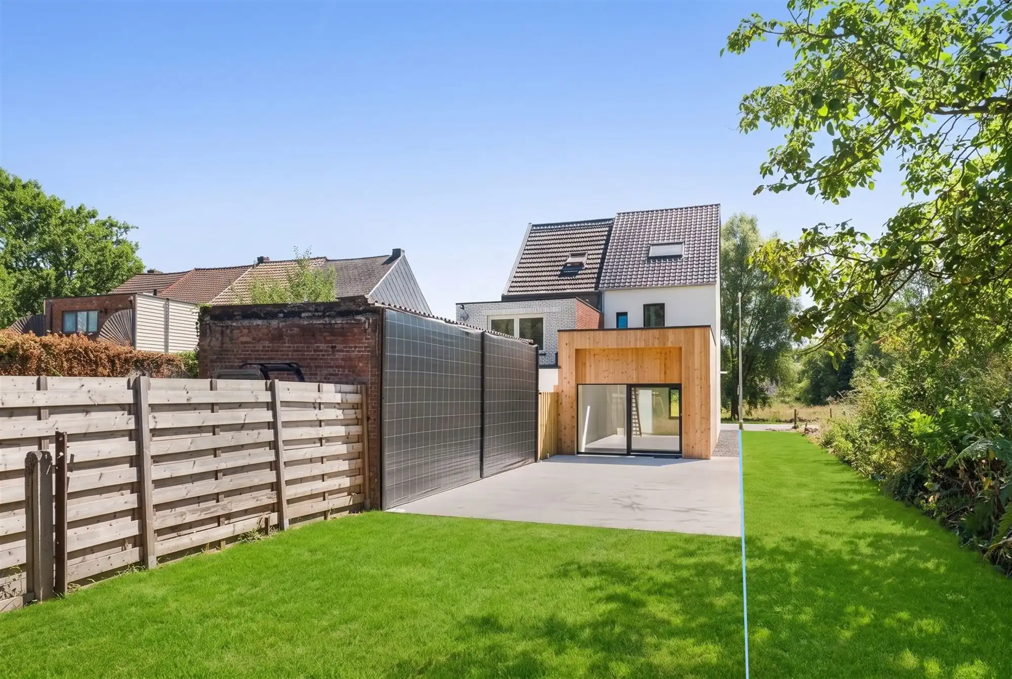 Gerenoveerde woning met oprit en zeer grote tuin foto 8