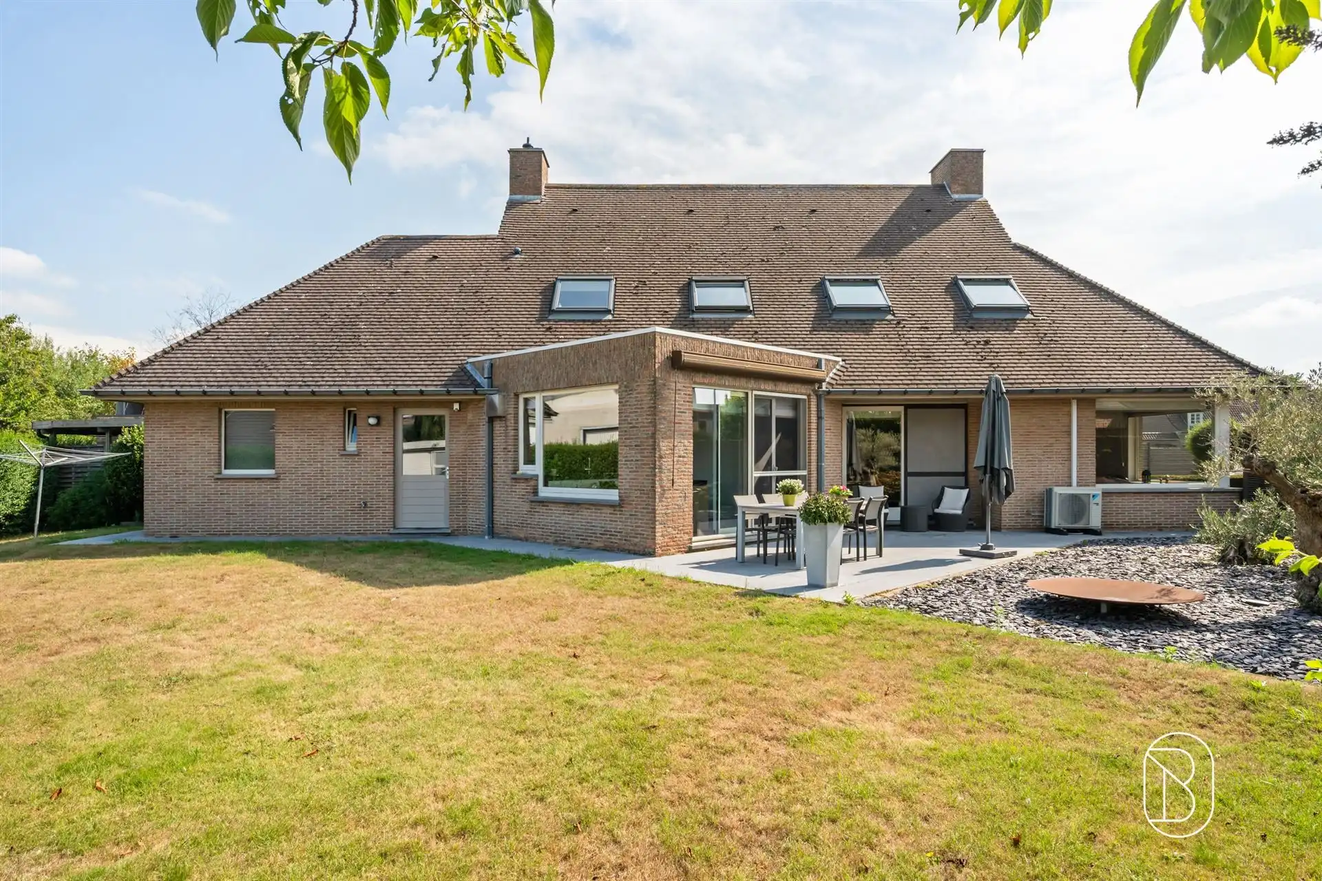 Ruime villa met praktijkruimte in doodlopende straat foto 9