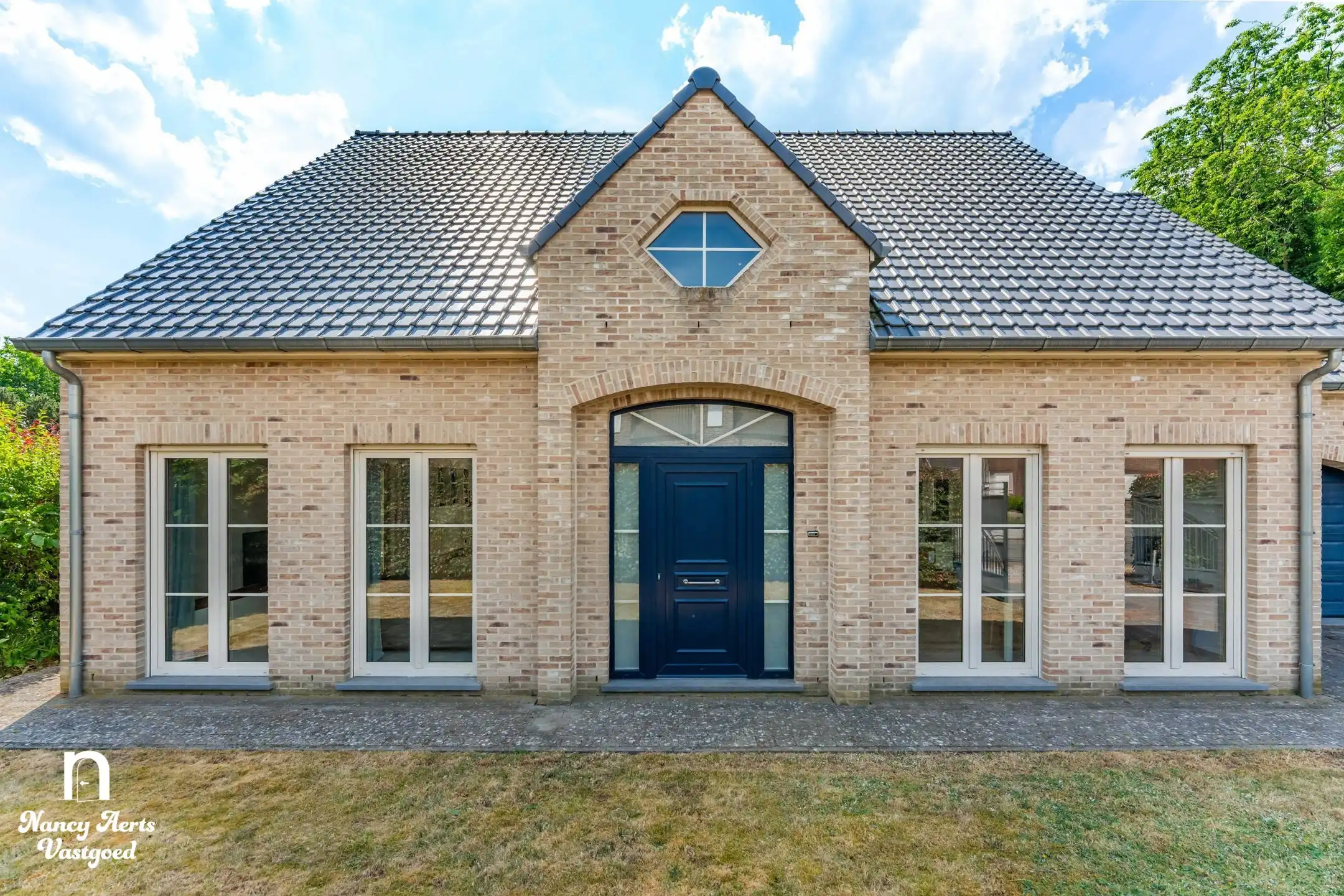 Ruime instapklare woning met prachtige tuin en 4 slaapkamers foto {{pictureIndex}}