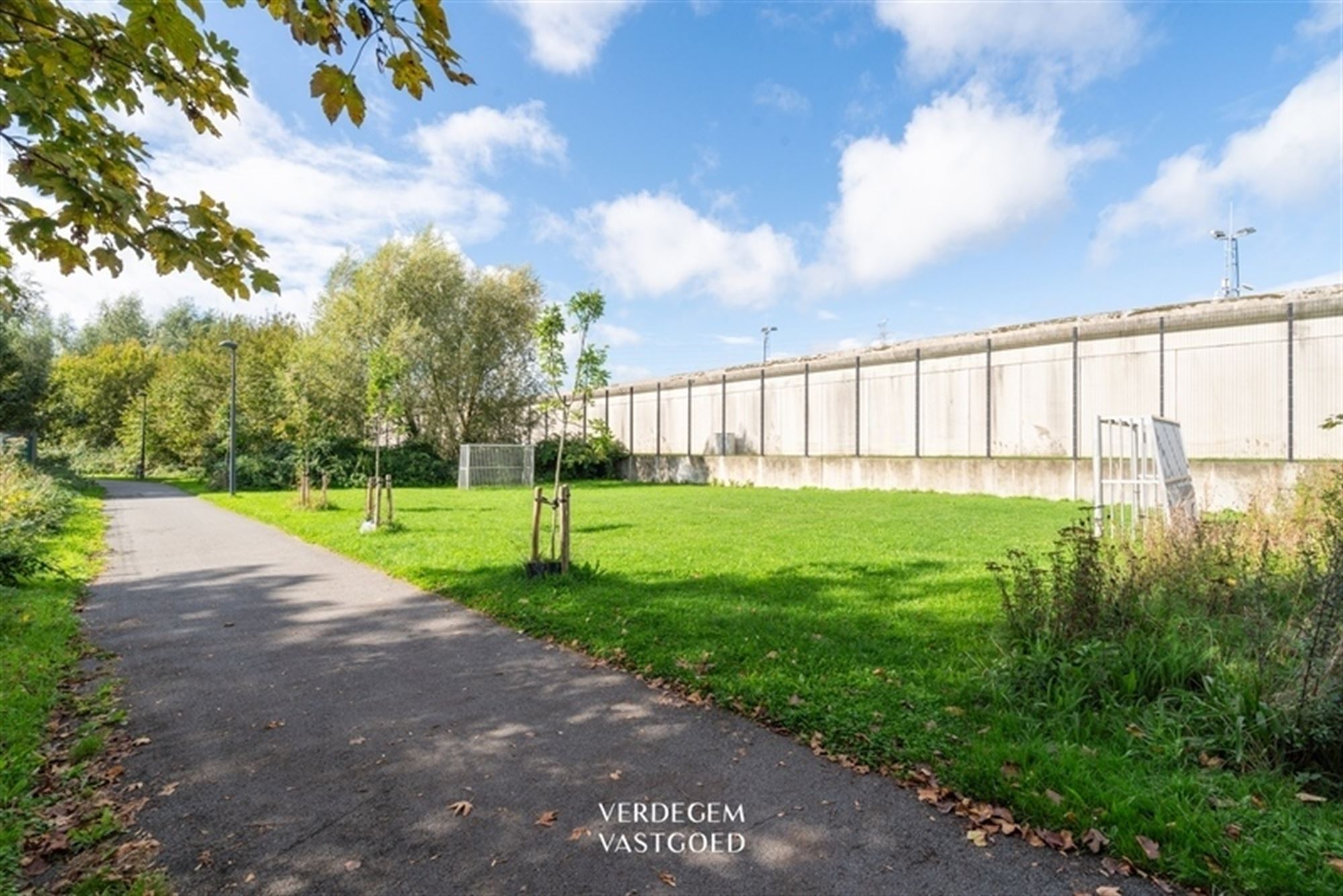 Op te frissen rijwoning nabij Gent centrum foto 4