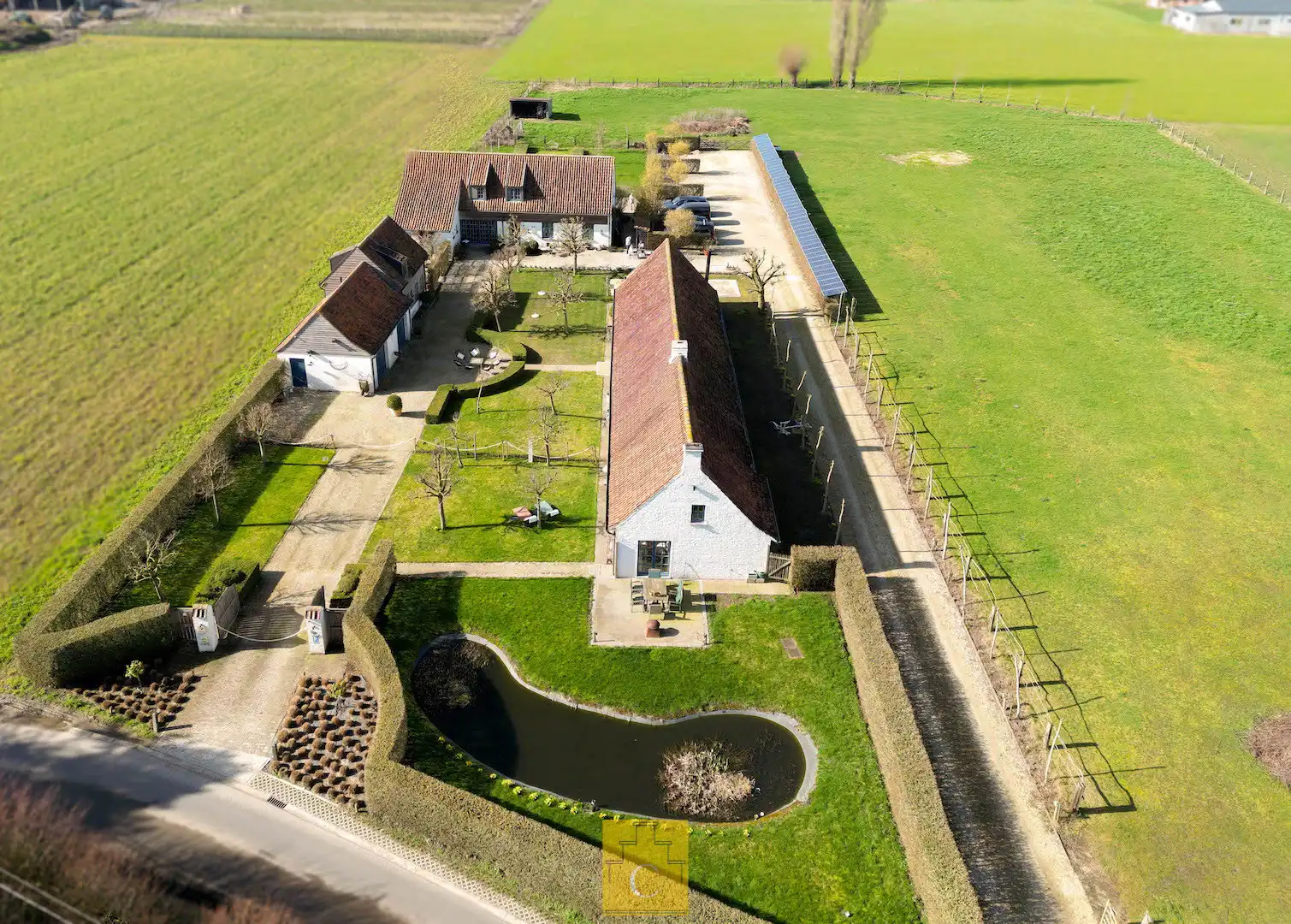 Idyllisch gelegen landgoed, voormalige hoeve, met karakterwoning, vakantieverblijf/boutique B & B met 6 vergunde kamers, parking en weide op circa 1 ha foto 3