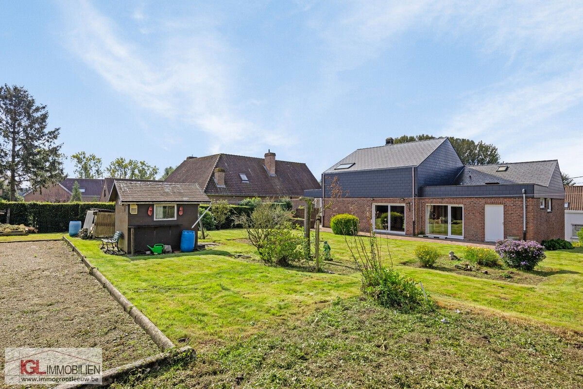 Charmante villa met 3 slaapkamers, garage en prachtige groene tuin foto 29