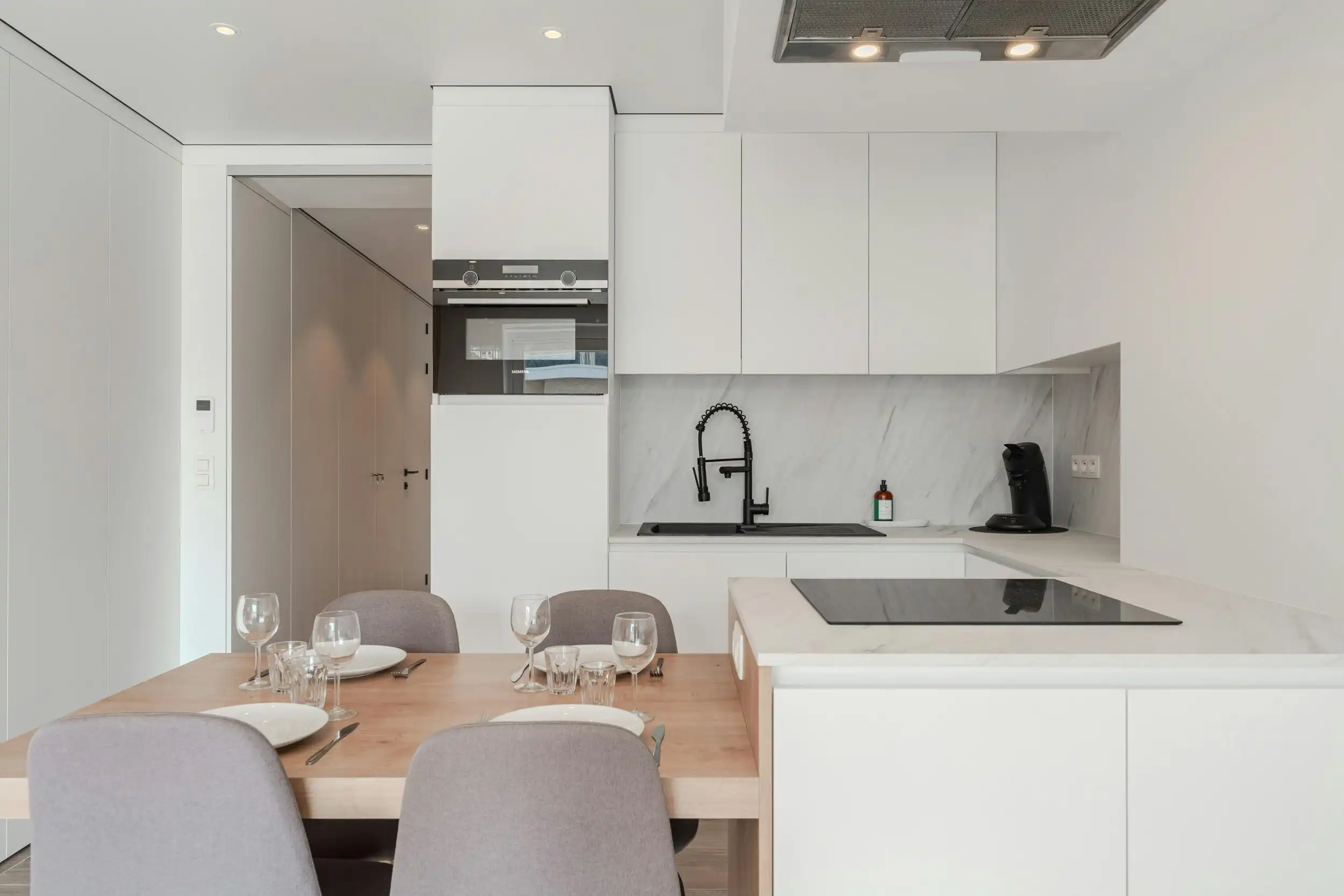 Lichtrijke gerenoveerde studio met zijdelings zeezicht! foto 8