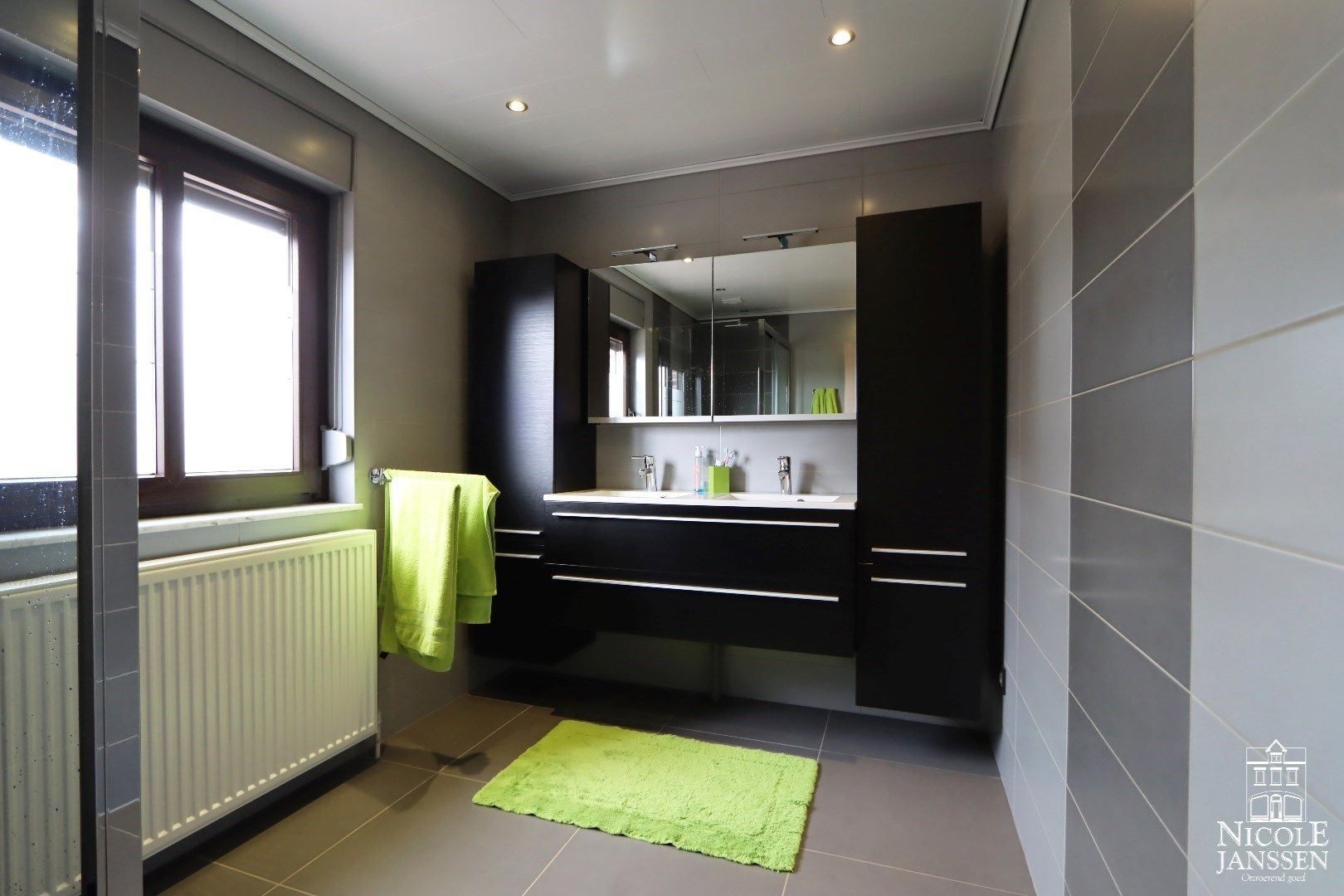 Instapklare gezinswoning met drie slaapkamers, twee badkamers, grote kelder en vrijstaande garage foto 9