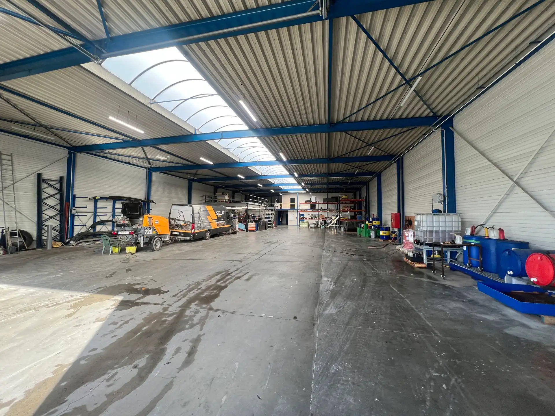 Bedrijfsgebouw met verhard buitenterrein         foto 10