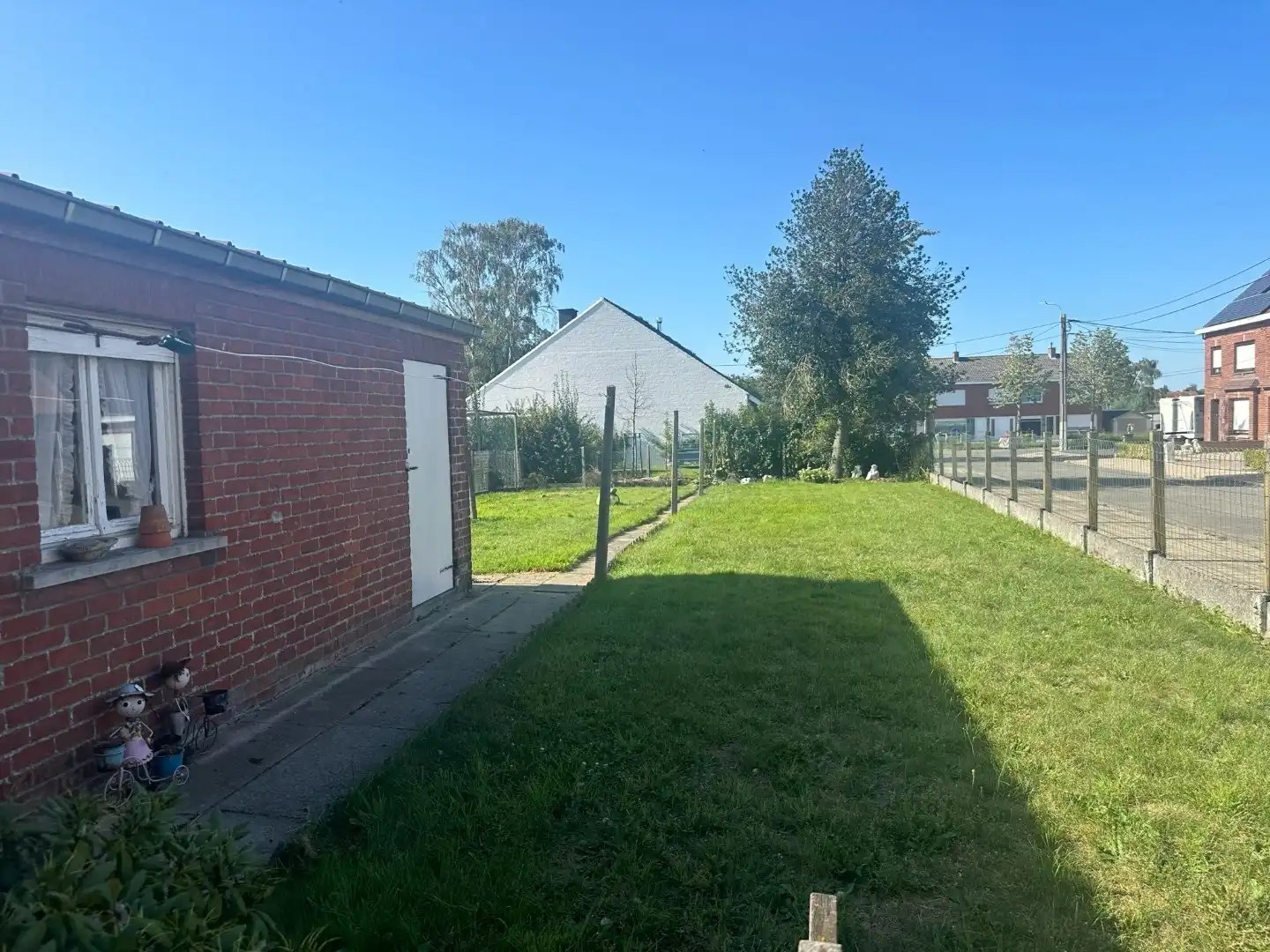 Verrassend ruime gezinswoning met garage, tuin en bijgebouw foto 2