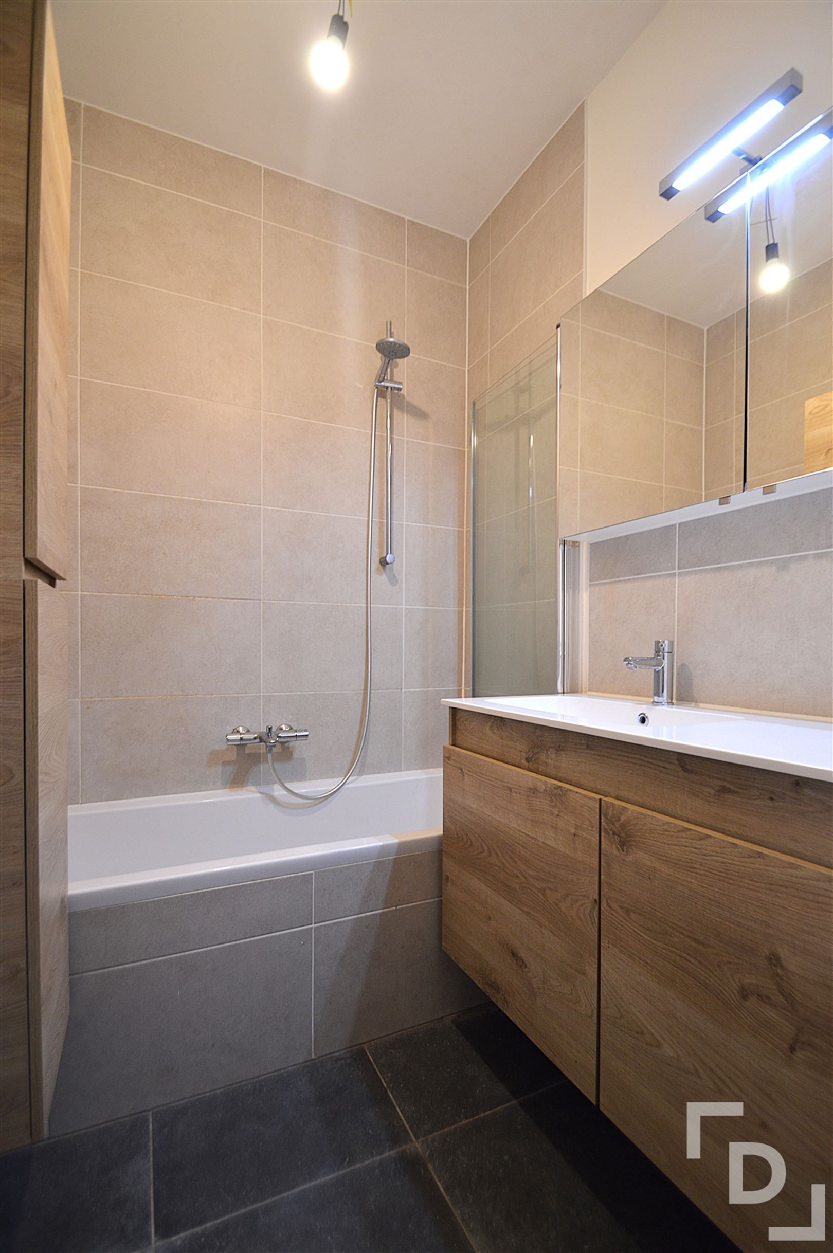 Gelijkvloers appartement met tuintje. foto 9