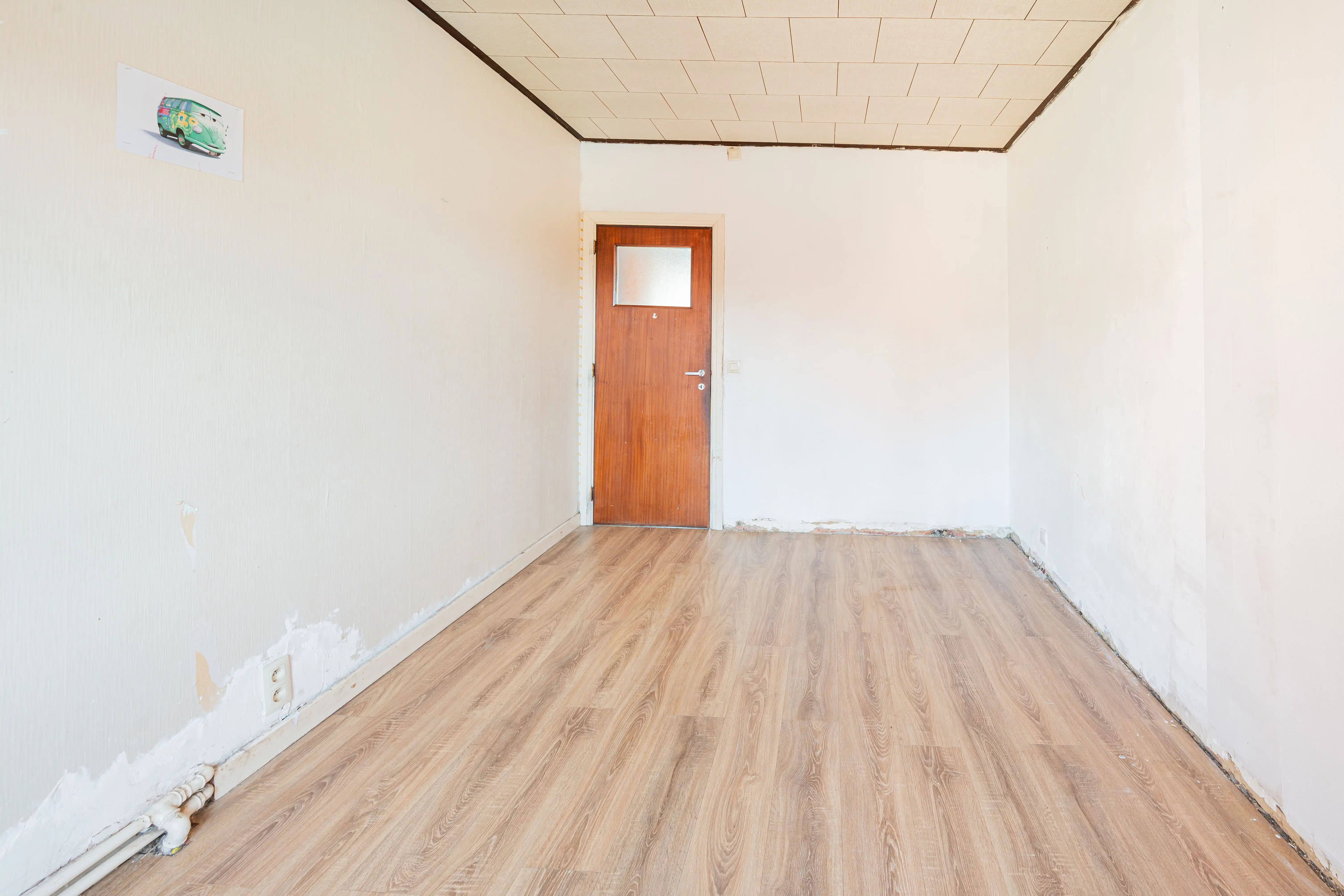 Ruime te renoveren gezinswoning met garage. foto 16