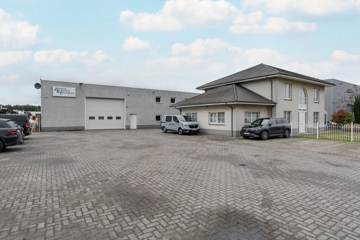 BEDRIJFSPAND MET CONCIERGEWONING foto {{pictureIndex}}