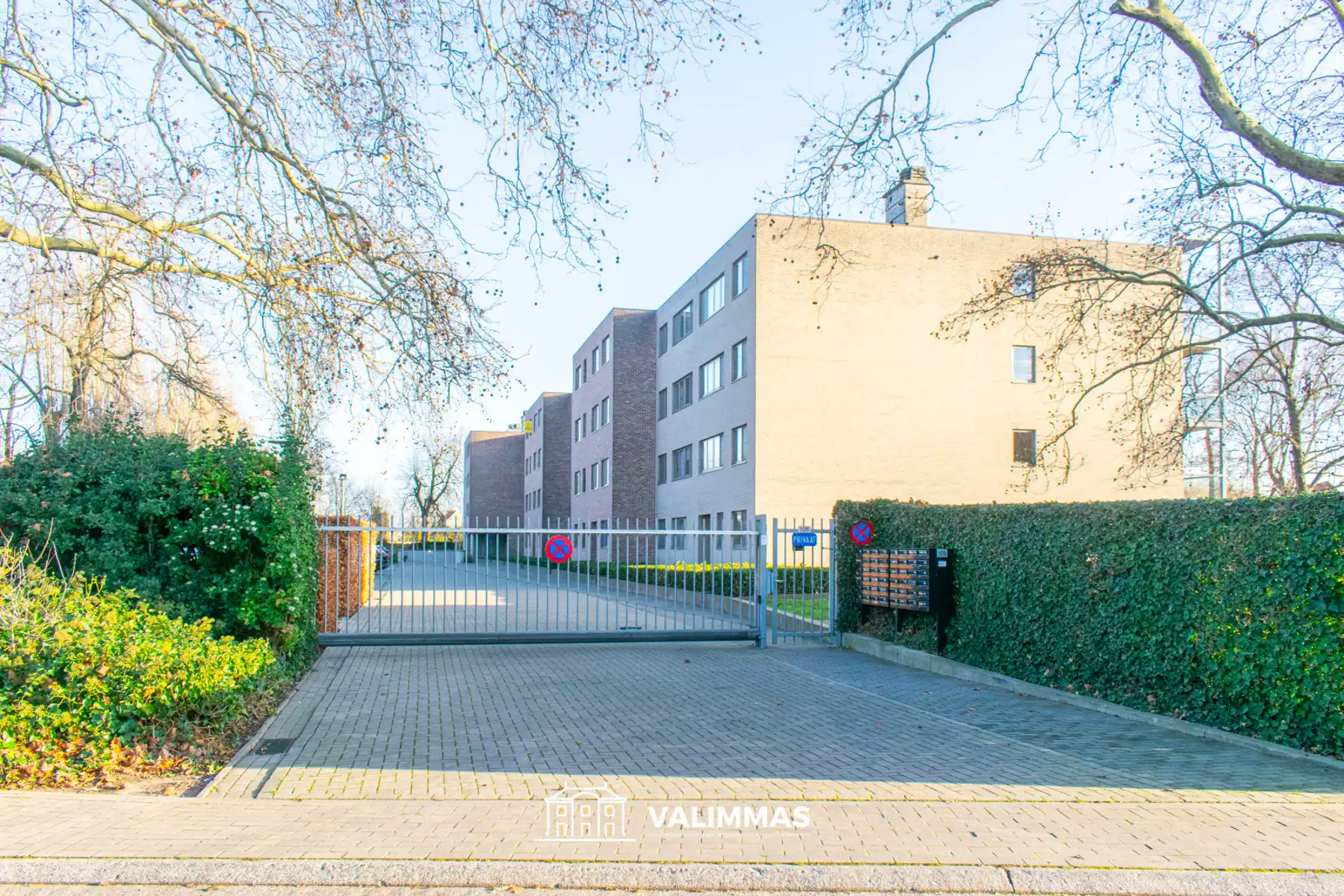Instapklaar appartement met terras, kelder en event. garage. foto {{pictureIndex}}