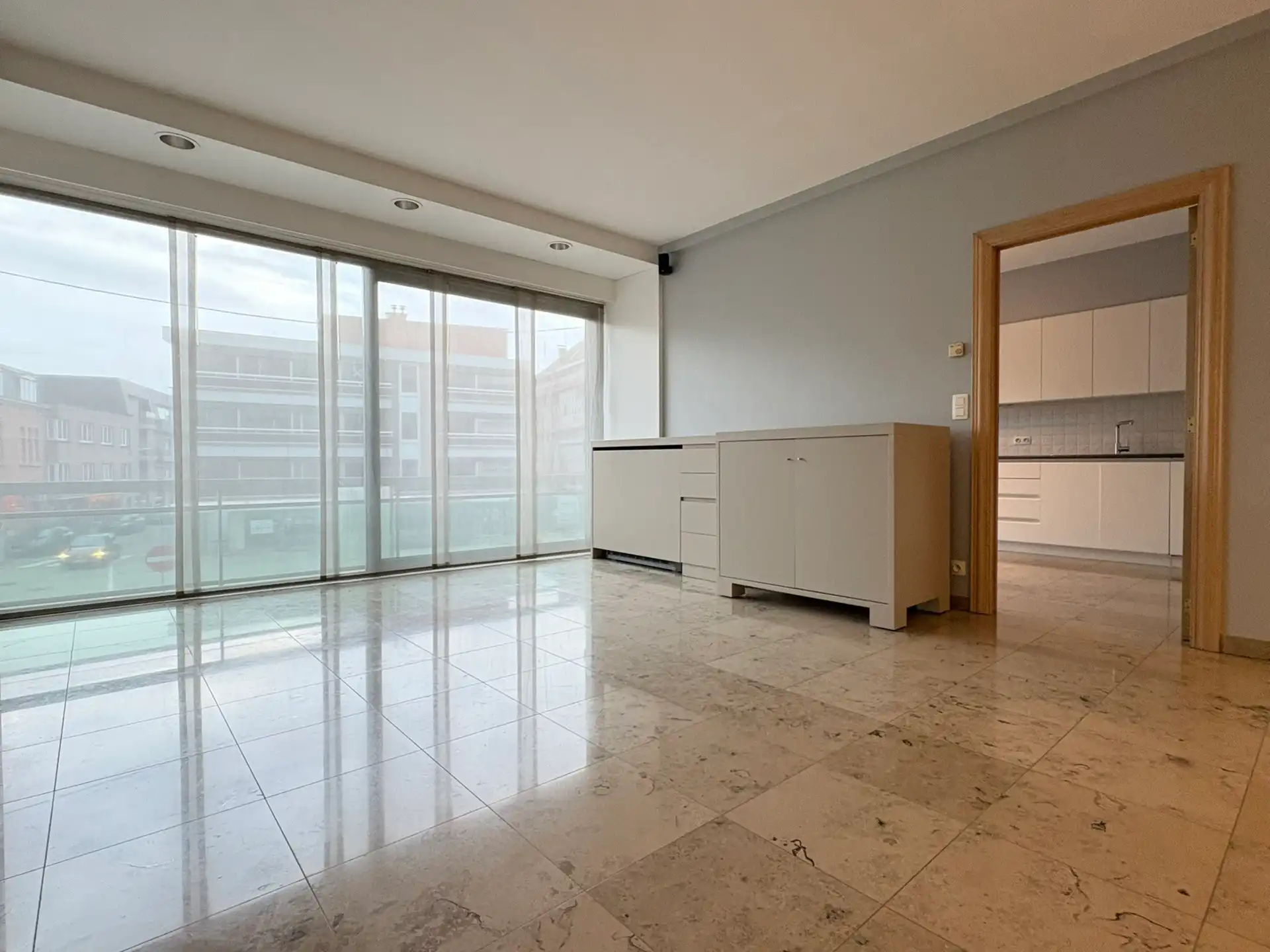 Ruim tweeslaapkamer appartement te huur in hartje Deinze foto 2