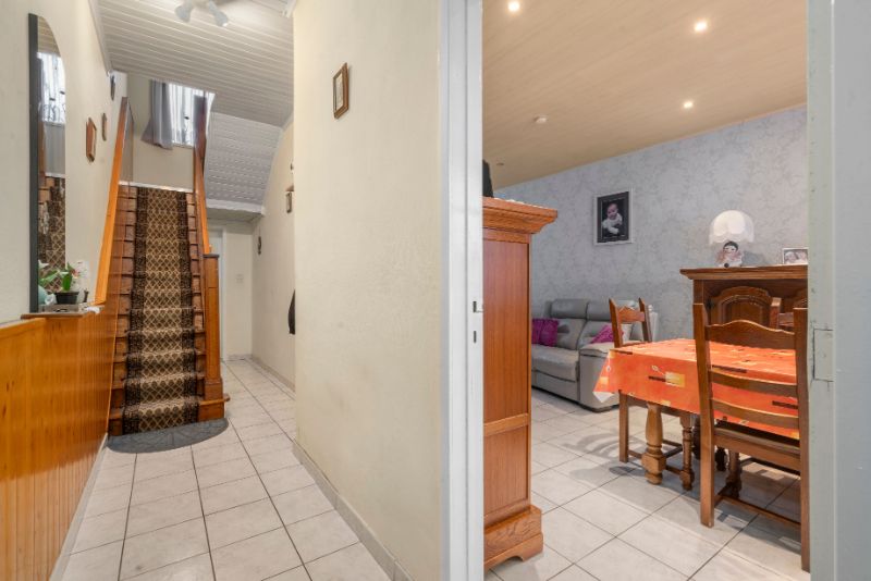 Ruime woning met 4 slaapkamers en tuin foto 9