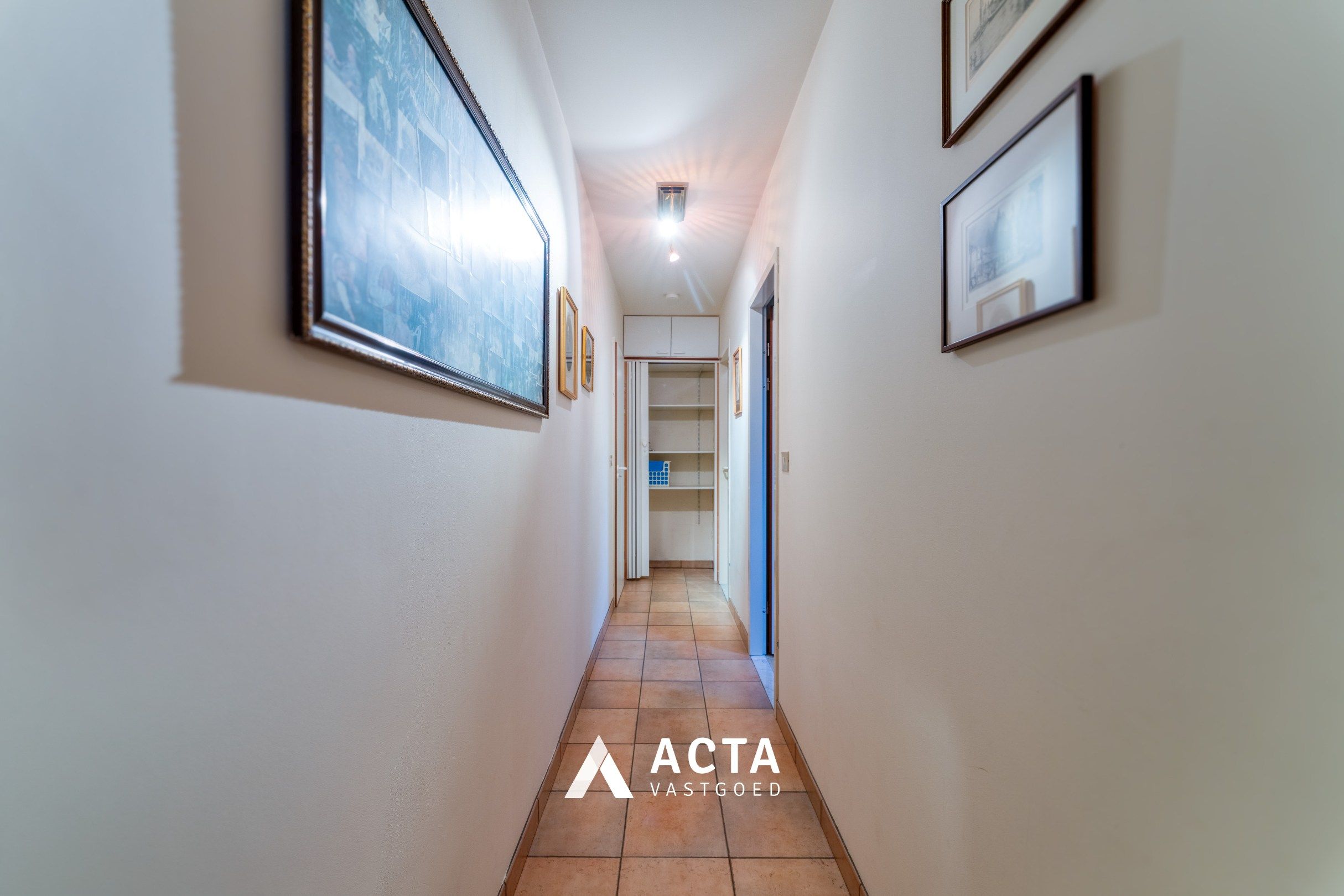 Ruim hoekappartement met twee slaapkamers in Mariakerke foto 19