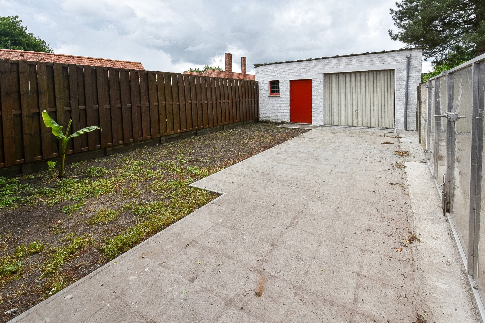 Te vernieuwen 3 slpk woning met tuin en garage in centrum Knesselare foto 3