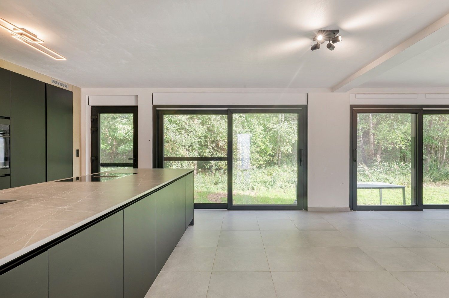 Nieuwe, energiezuinige open bebouwing in doodlopende straat. foto 13