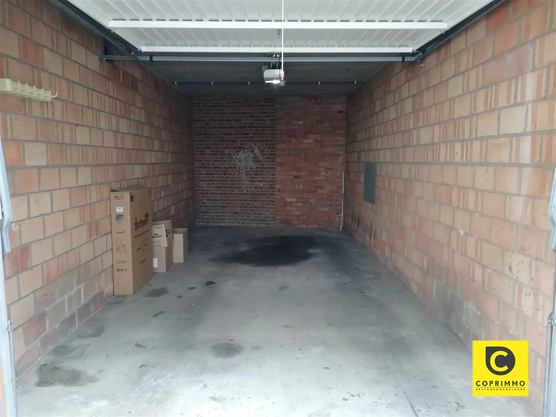 Bovengrondse garagebox met elektrische poort op zeer centrale locatie foto 2