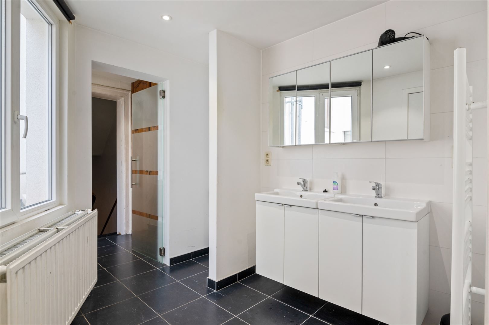 Ruime herenwoning (6 slaapkamers) aan het hippe Borgerhout  foto 11