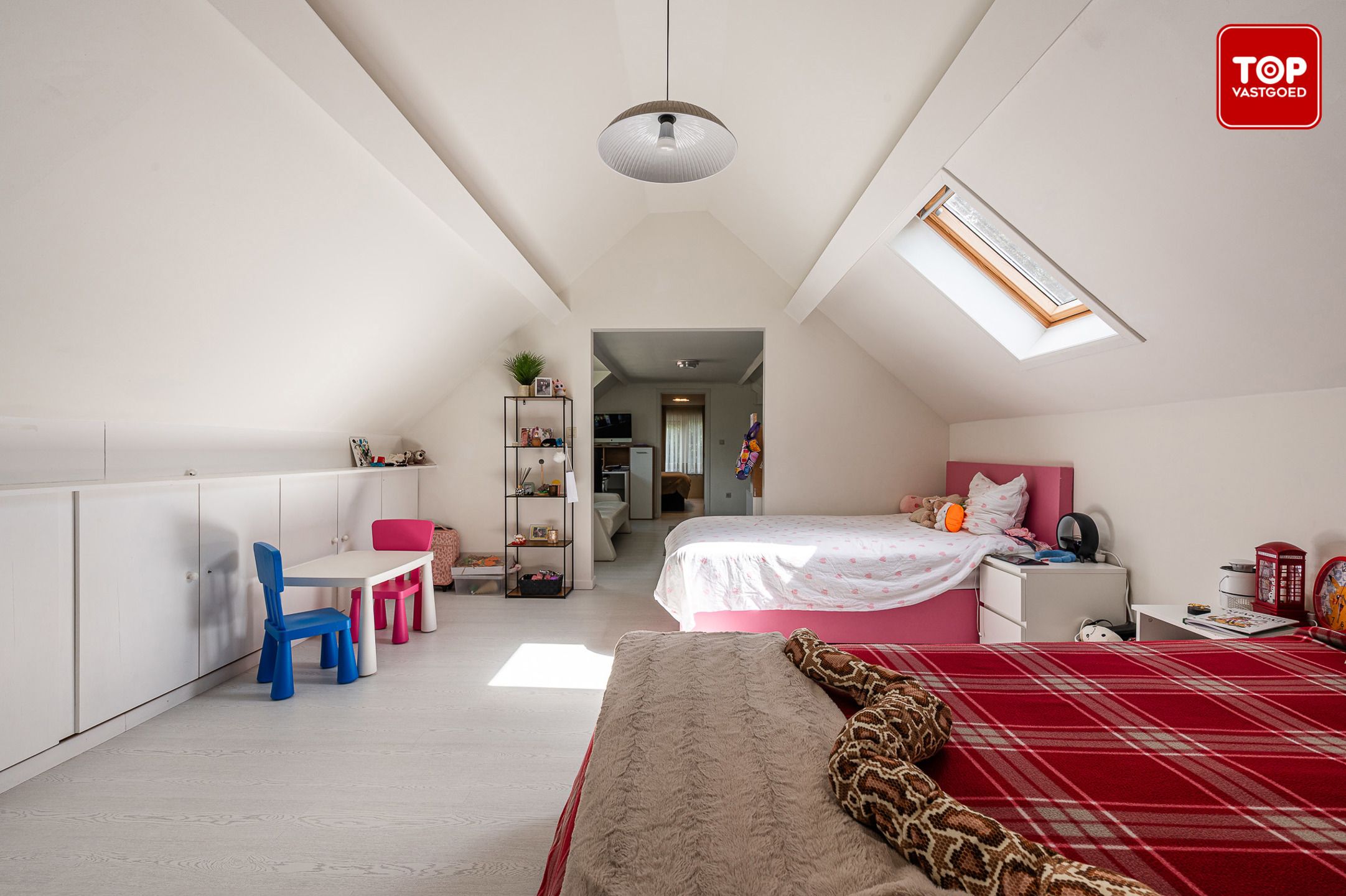 Alleenstaande woning met 3 slaapkamers, 2 badkamers en inpandige garage  foto 18