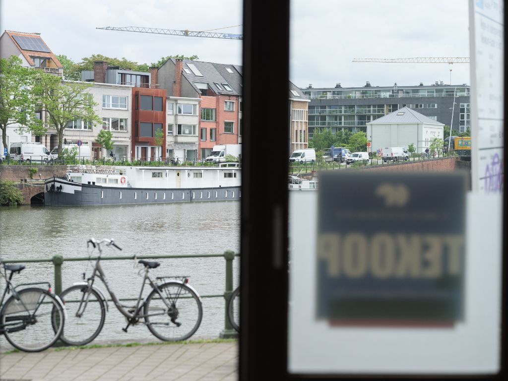 Op te frissen appartement met buitenruimte en uitzonderlijk potentieel foto 1