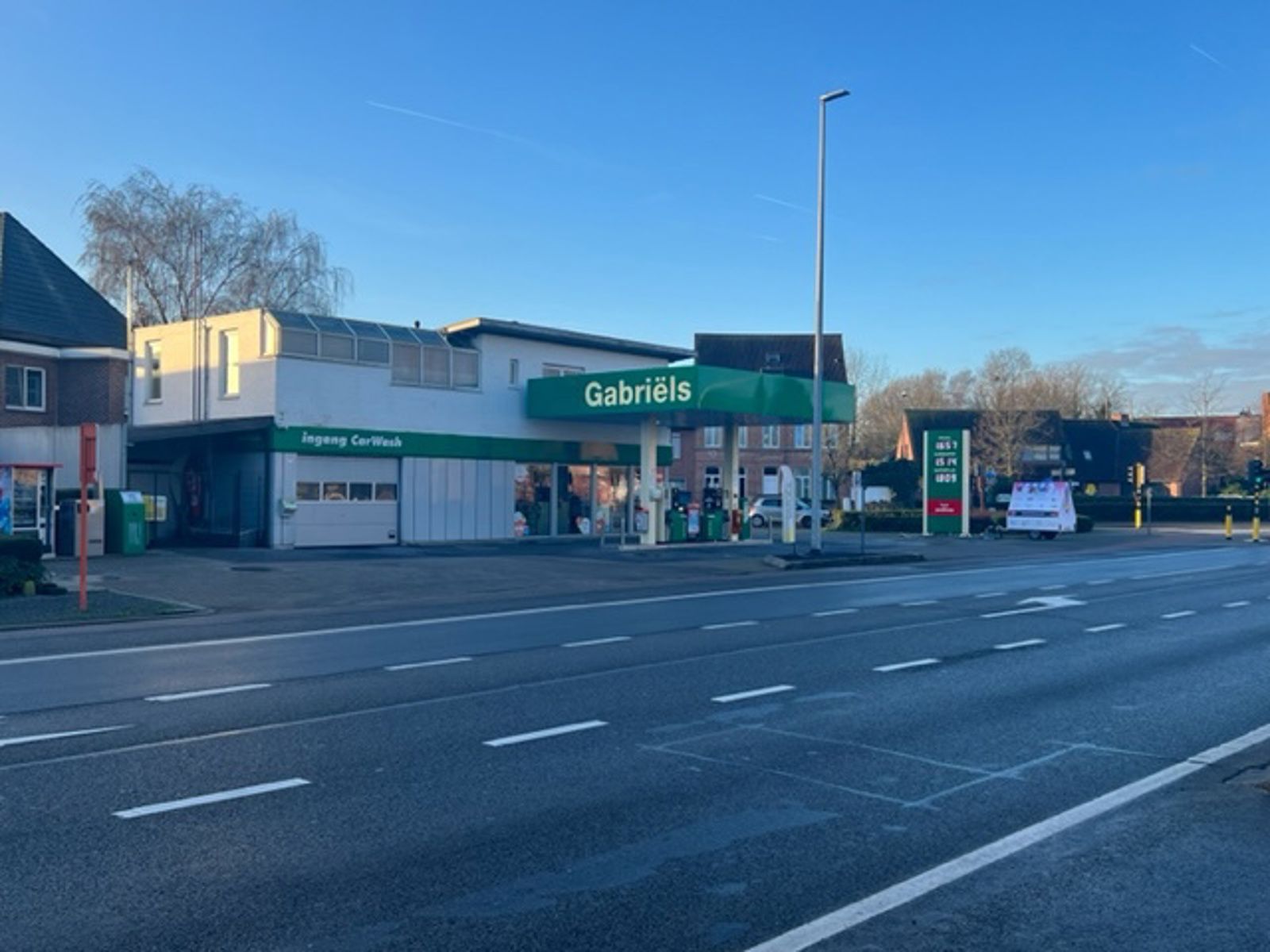 Tankstation met winkel & gebouw foto {{pictureIndex}}