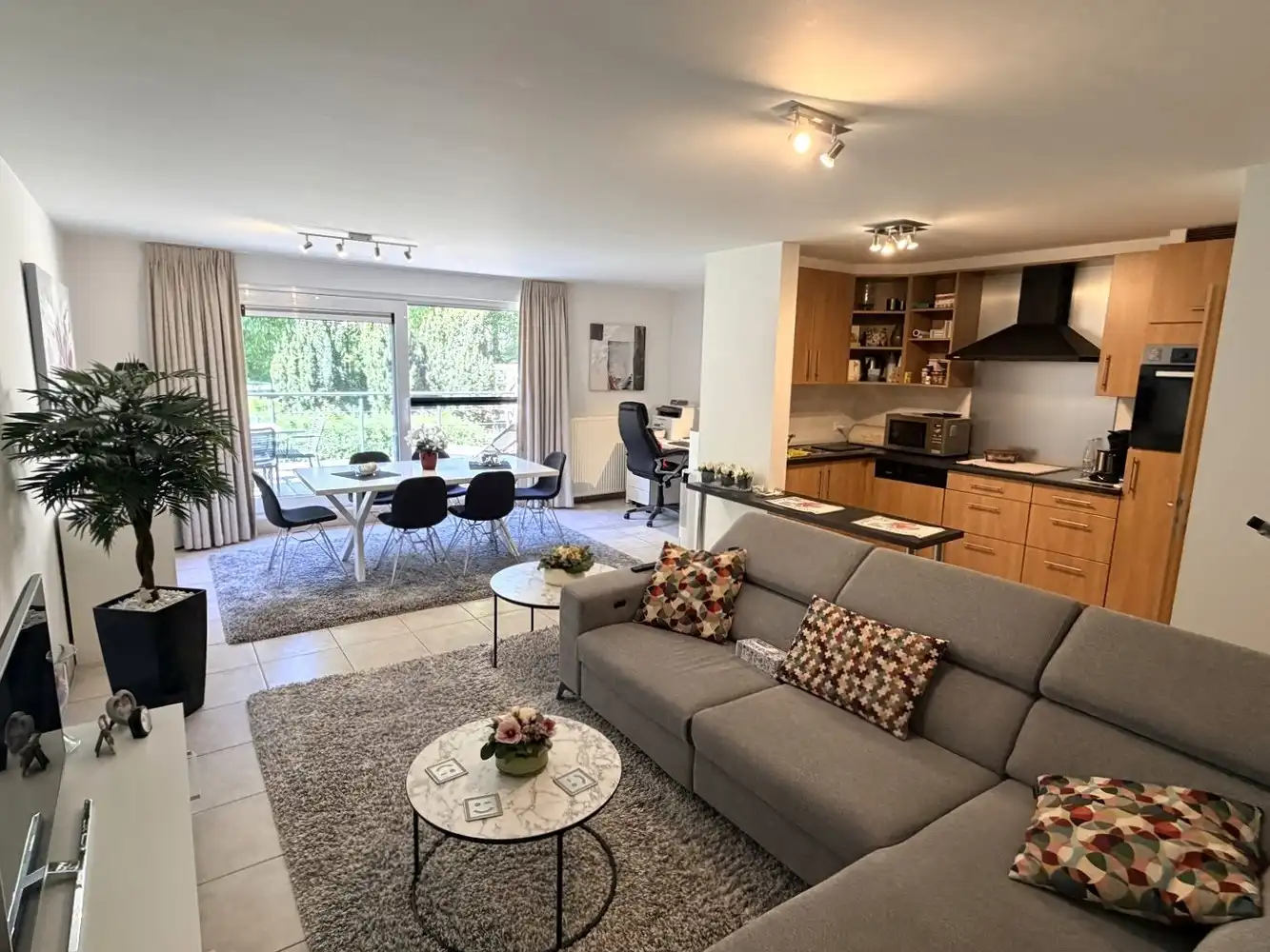 Rustig en uitstekend gelegen 2-slaapkamerappartement met groot terras EN garagebox foto 3