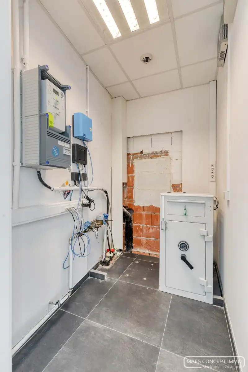 Instapklaar handelspand met garage in Waregem centrum te koop foto 11