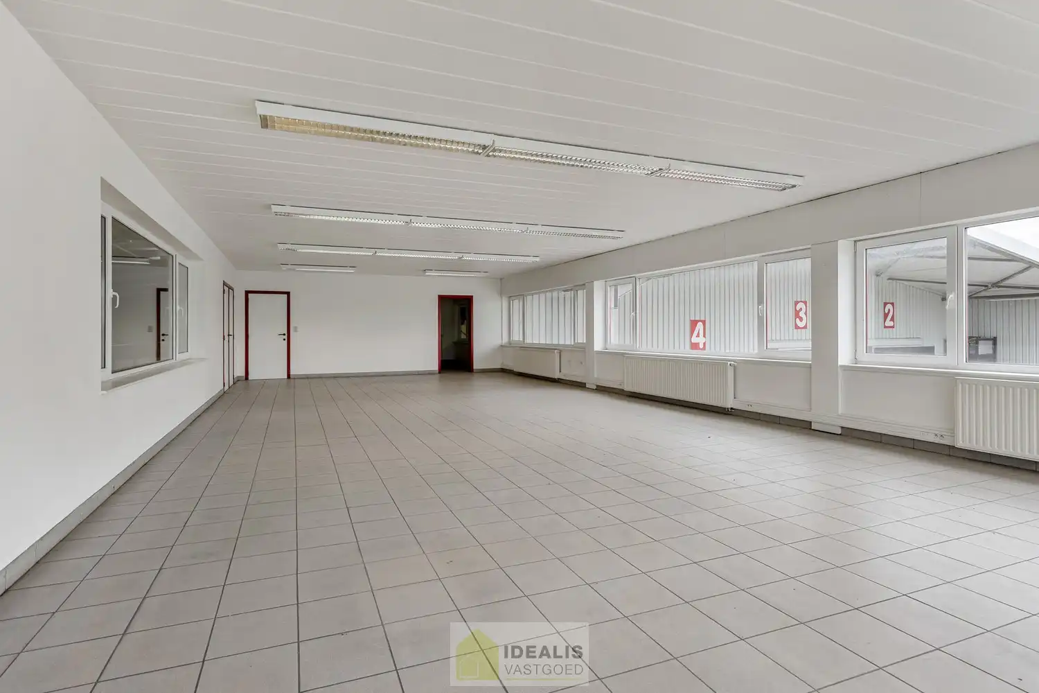 IDEALIS VASTGOED – Industrieel bedrijfsgebouw van maar liefst +-5000m² bruikbare oppervlakte, bestaande uit bedrijfshallen, kantoor- en vergaderruimtes en een appartement met een centrale ligging op industrieterrein Genk Zuid op een perceel van 10.326m² (1,03 hectare). foto 41