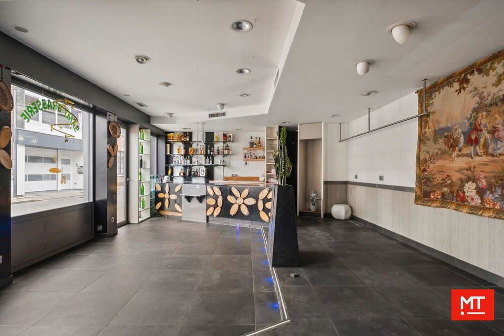 Veelzijdig gebouw bestaande uit handelsruimte, woning en appartement in het centrum van Wervik foto {{pictureIndex}}